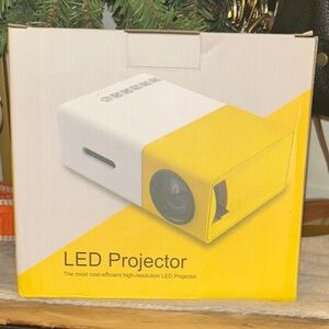 Meer YG300 1080P Home Theater Projector New in box